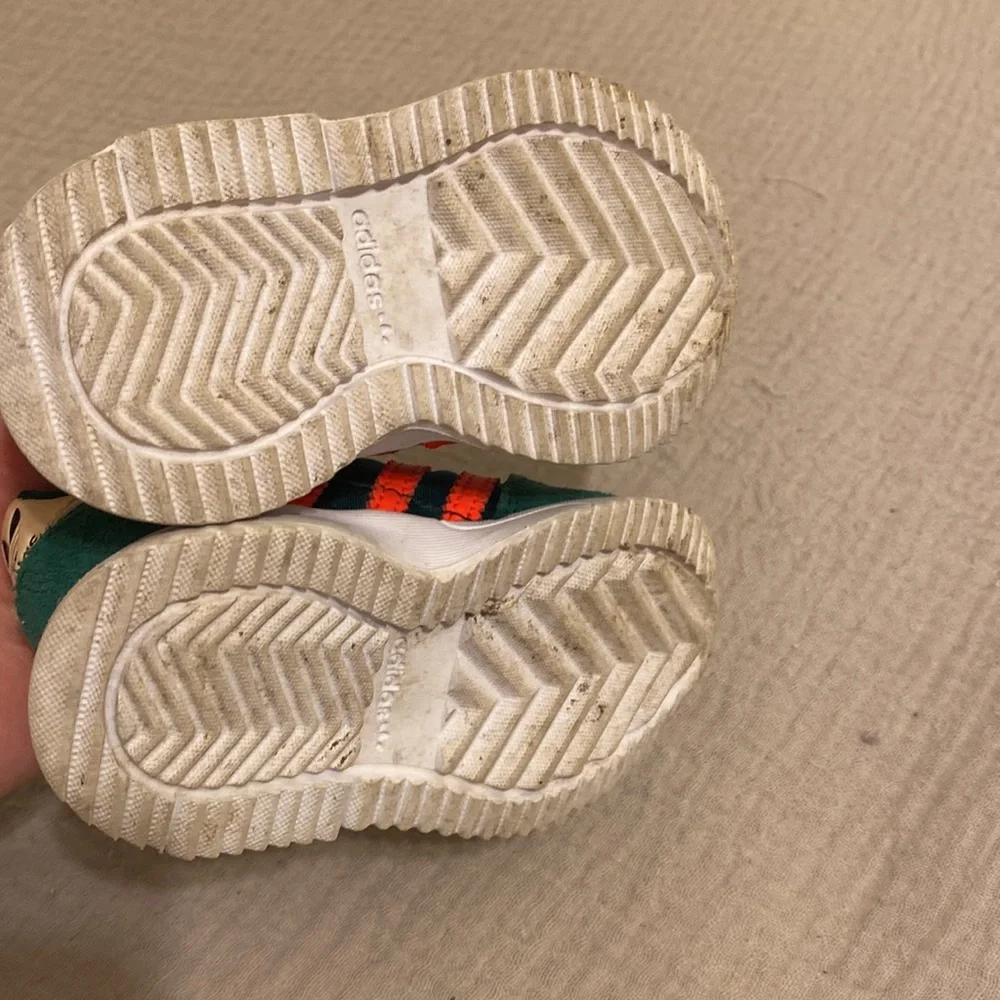 adidas Kids Dark Green & Bright Orange Suede Trainer. Size 5